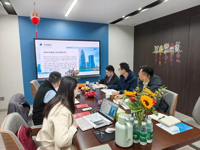一群人坐在桌子前 AI 生成的内容可能不正确。