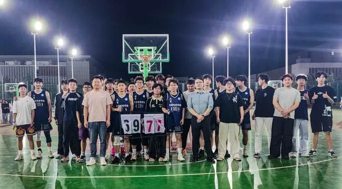 一群人站在台上 AI 生成的内容可能不正确。