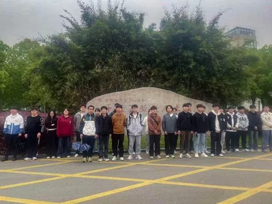 一群人站在路上 AI 生成的内容可能不正确。