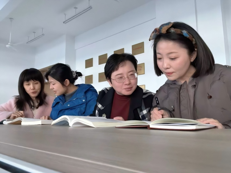 1765295507141932.jpg 教研室会议照片(1)-改尺寸版.jpg
