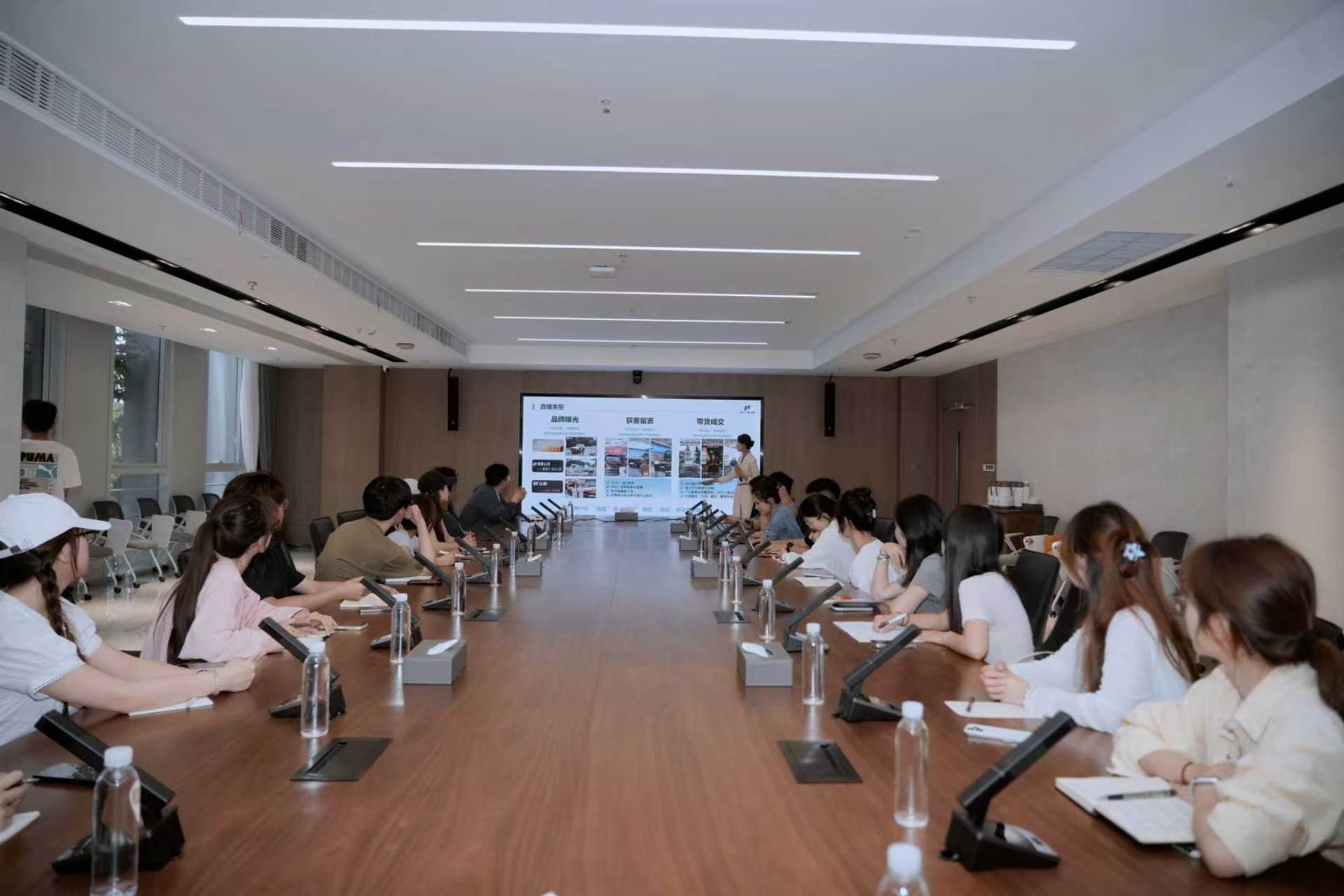 校团委组织学生赴捷途汽车开展新媒体实践学习