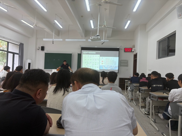 李康讲座照片2(宽750).jpg